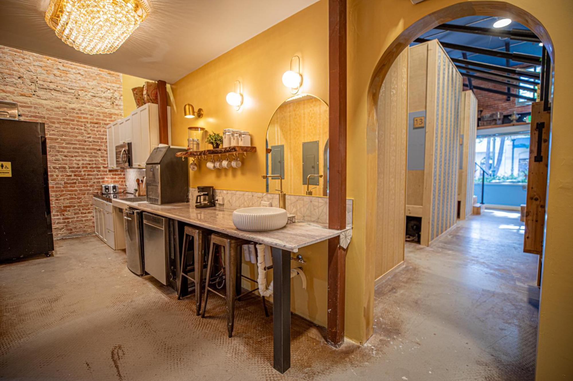 Social Stays - Santa Barbara'S First Hostel On State Street Экстерьер фото