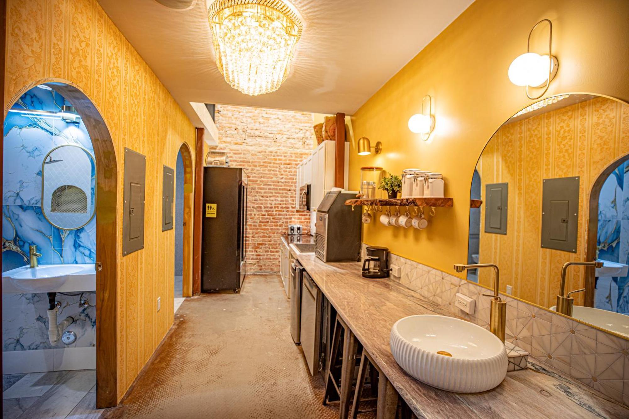 Social Stays - Santa Barbara'S First Hostel On State Street Экстерьер фото