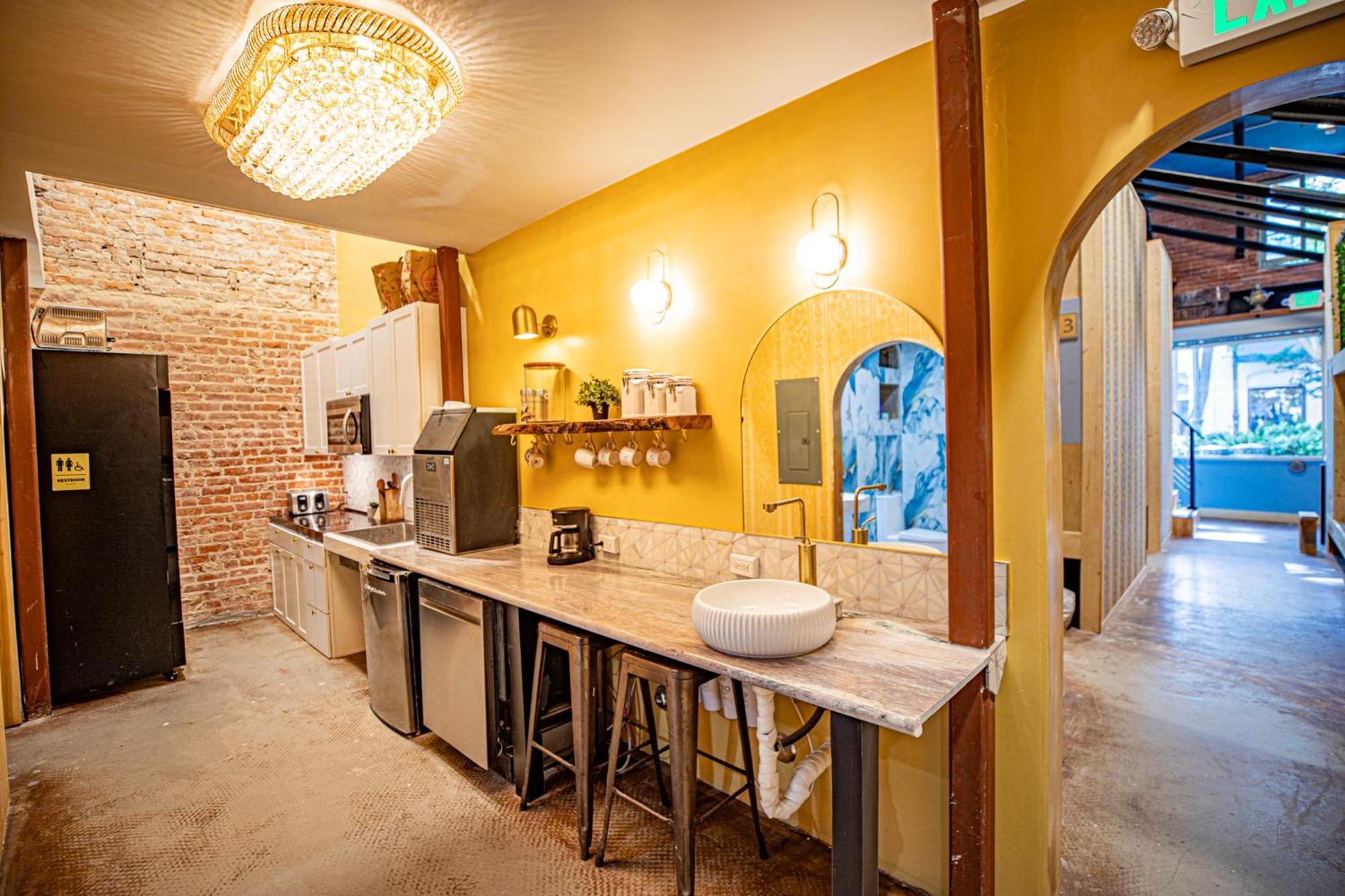 Social Stays - Santa Barbara'S First Hostel On State Street Экстерьер фото