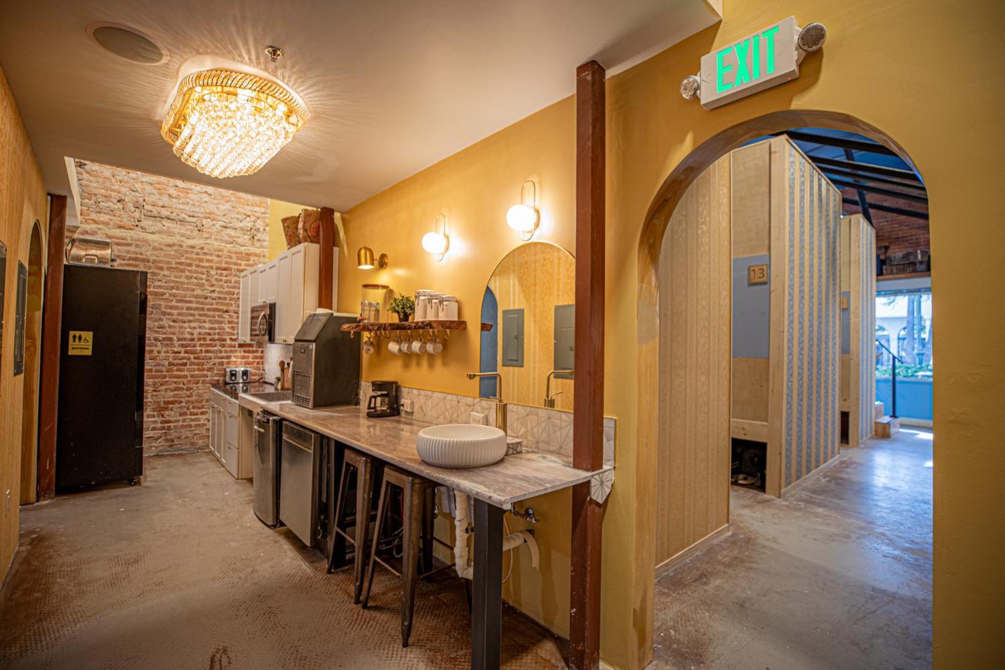 Social Stays - Santa Barbara'S First Hostel On State Street Экстерьер фото