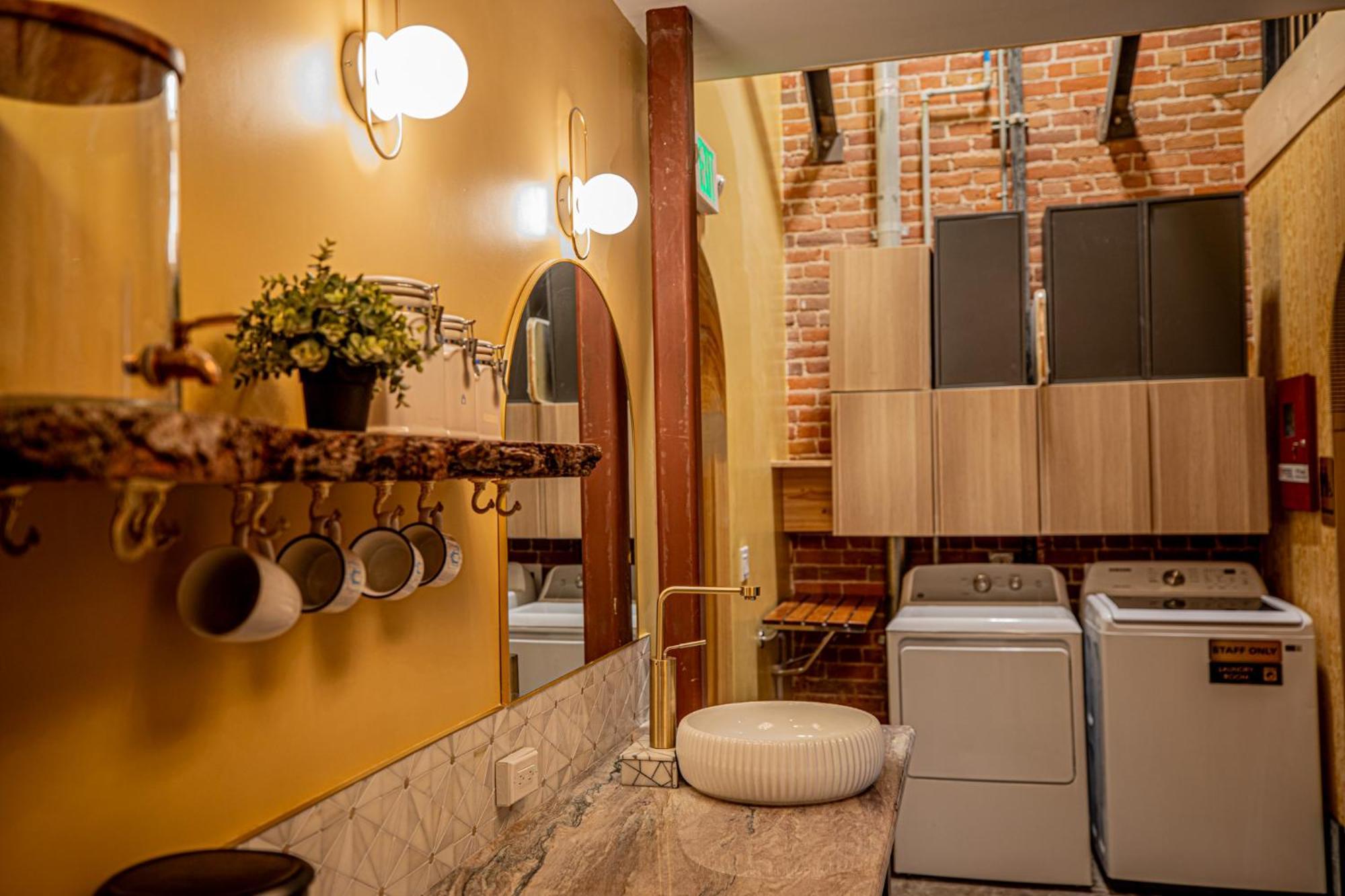 Social Stays - Santa Barbara'S First Hostel On State Street Экстерьер фото
